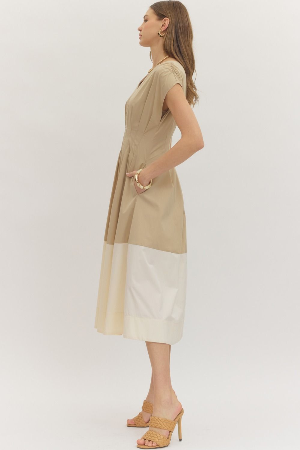  Colorblock Hem Midi Dress features a flattering pleated waist, cap sleeves, and a bold contrast hem 
