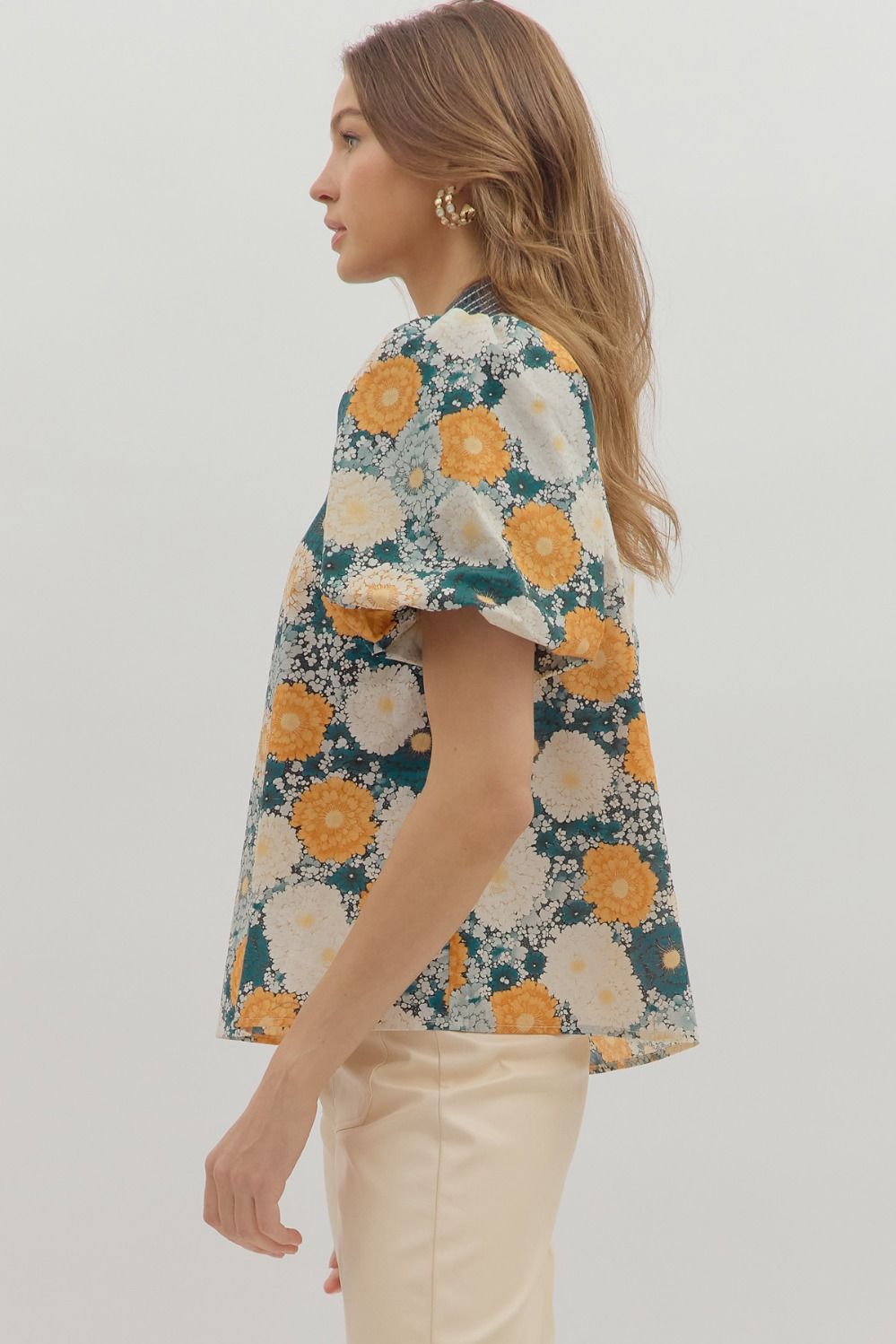 Chic and airy, the Seraphine top features bubble sleeves and a caftan-inspired neckline with contrast stitching.