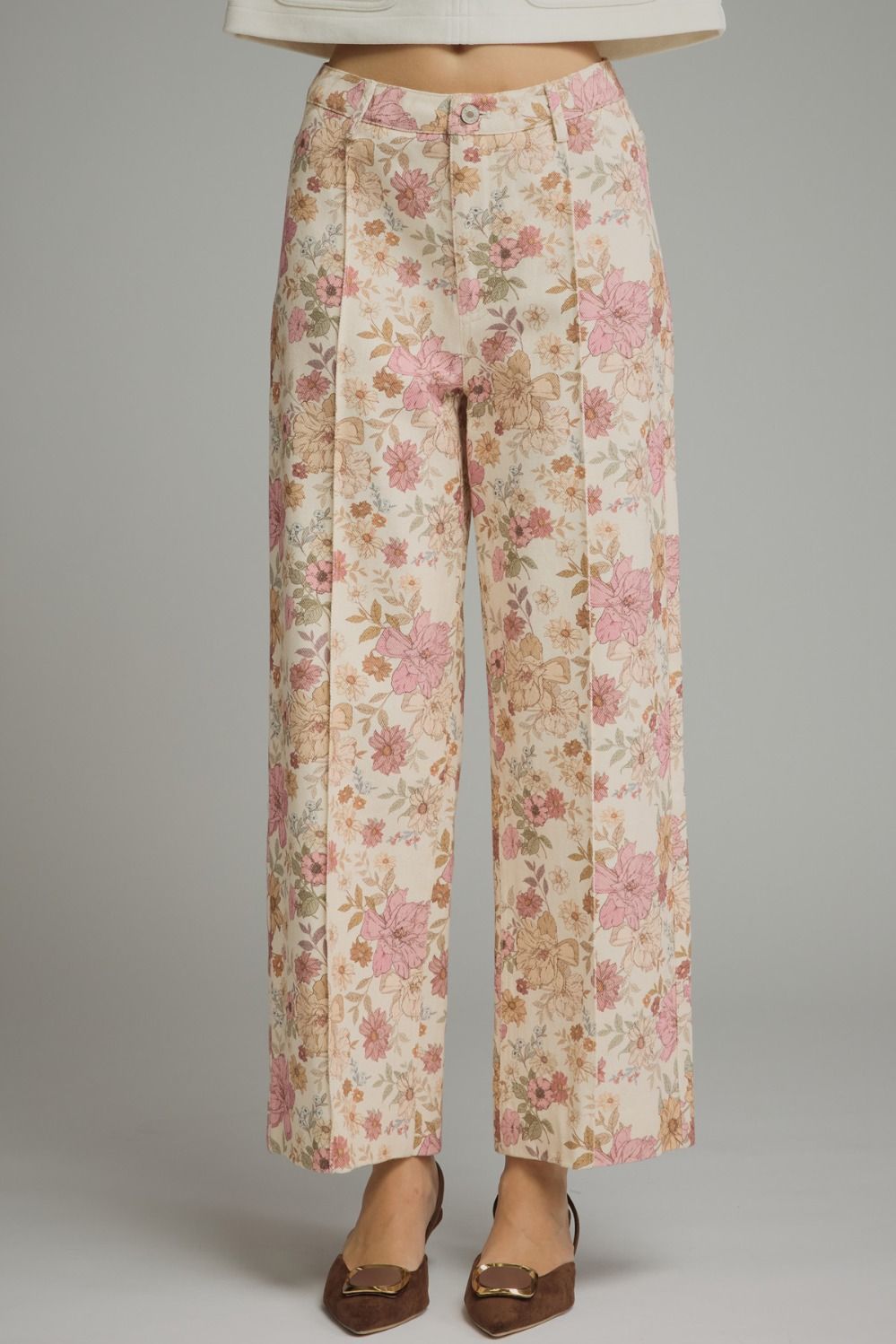 Lightweight floral woven pants featuring front seam detailing, a tailored straight-leg silhouette, and everyday versatility.
