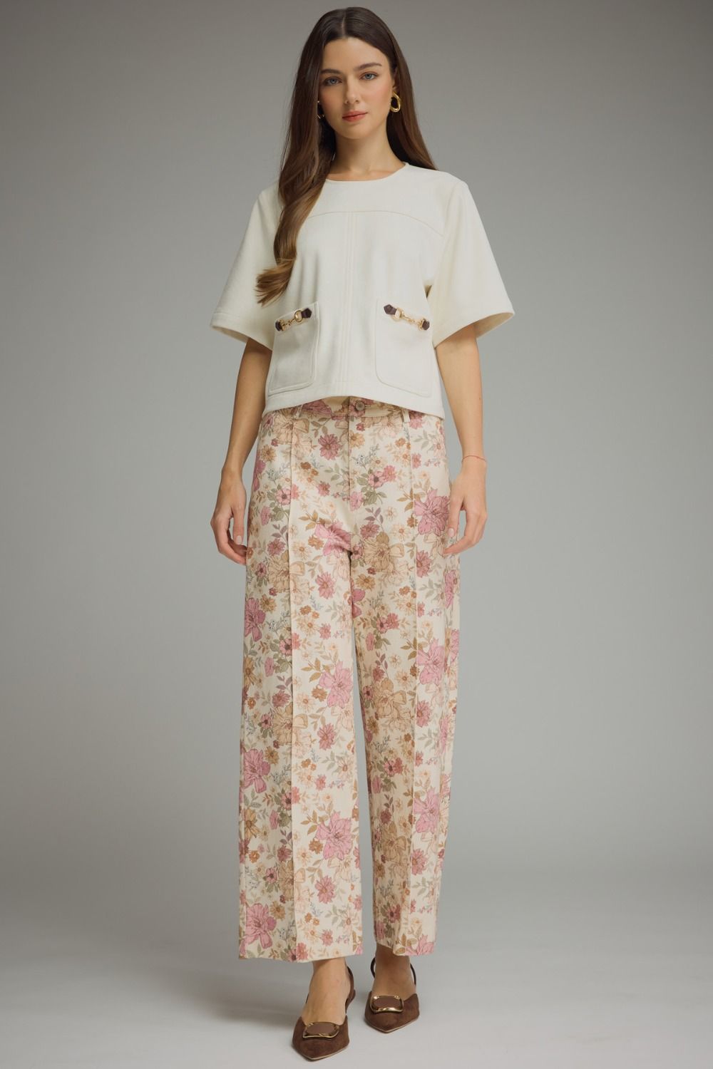 Lightweight floral woven pants featuring front seam detailing, a tailored straight-leg silhouette, and everyday versatility.
