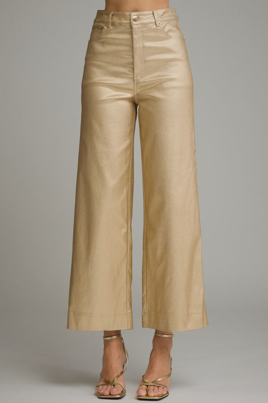 Shine with effortless sophistication in these metallic wide-leg pants featuring a flattering silhouette, classic pockets, and a comfortable touch of stretch.

