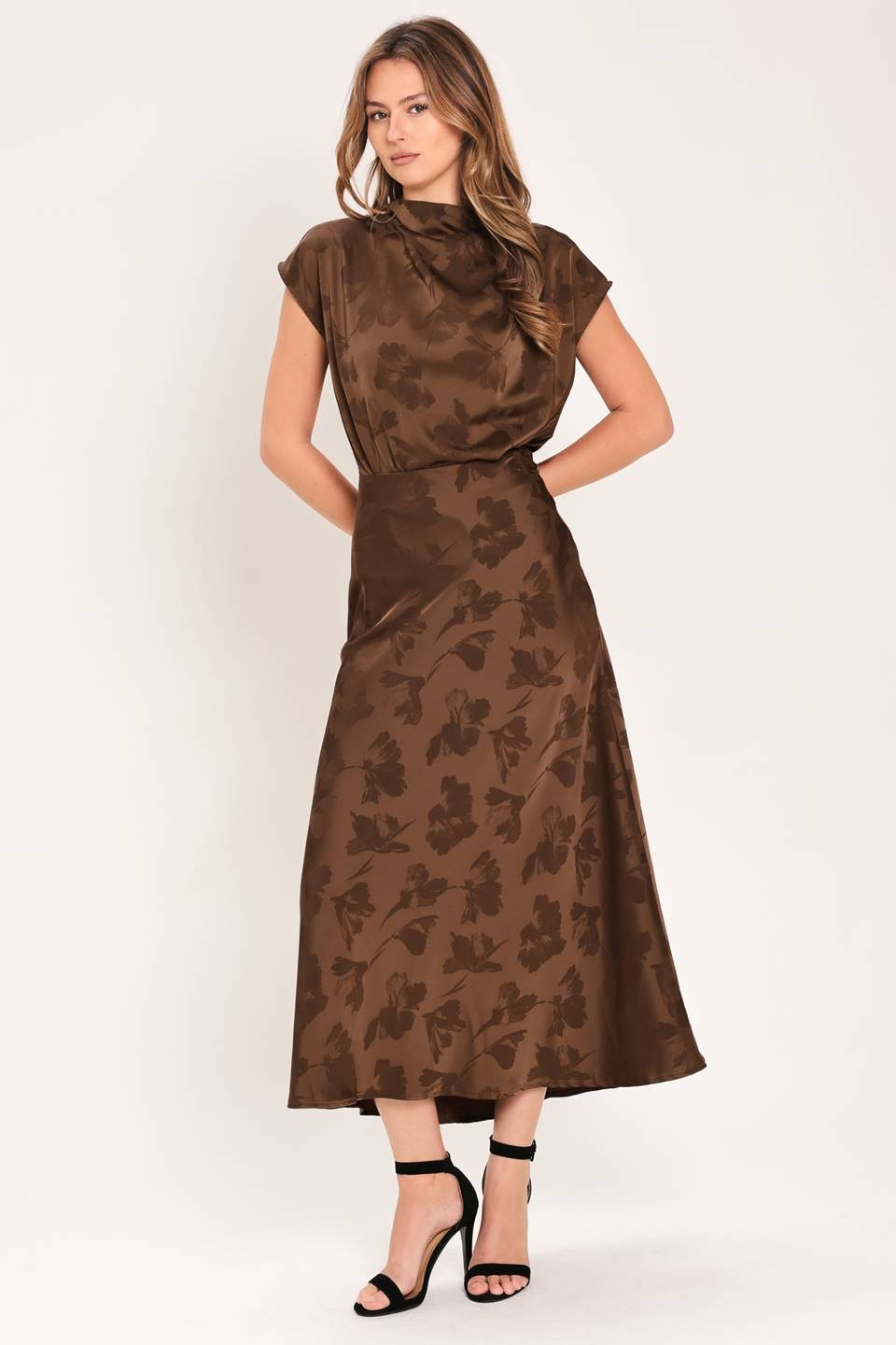 Elevate your wardrobe with this sophisticated jacquard midi skirt featuring a flattering silhouette, stretch comfort, and a sleek back zipper closure.