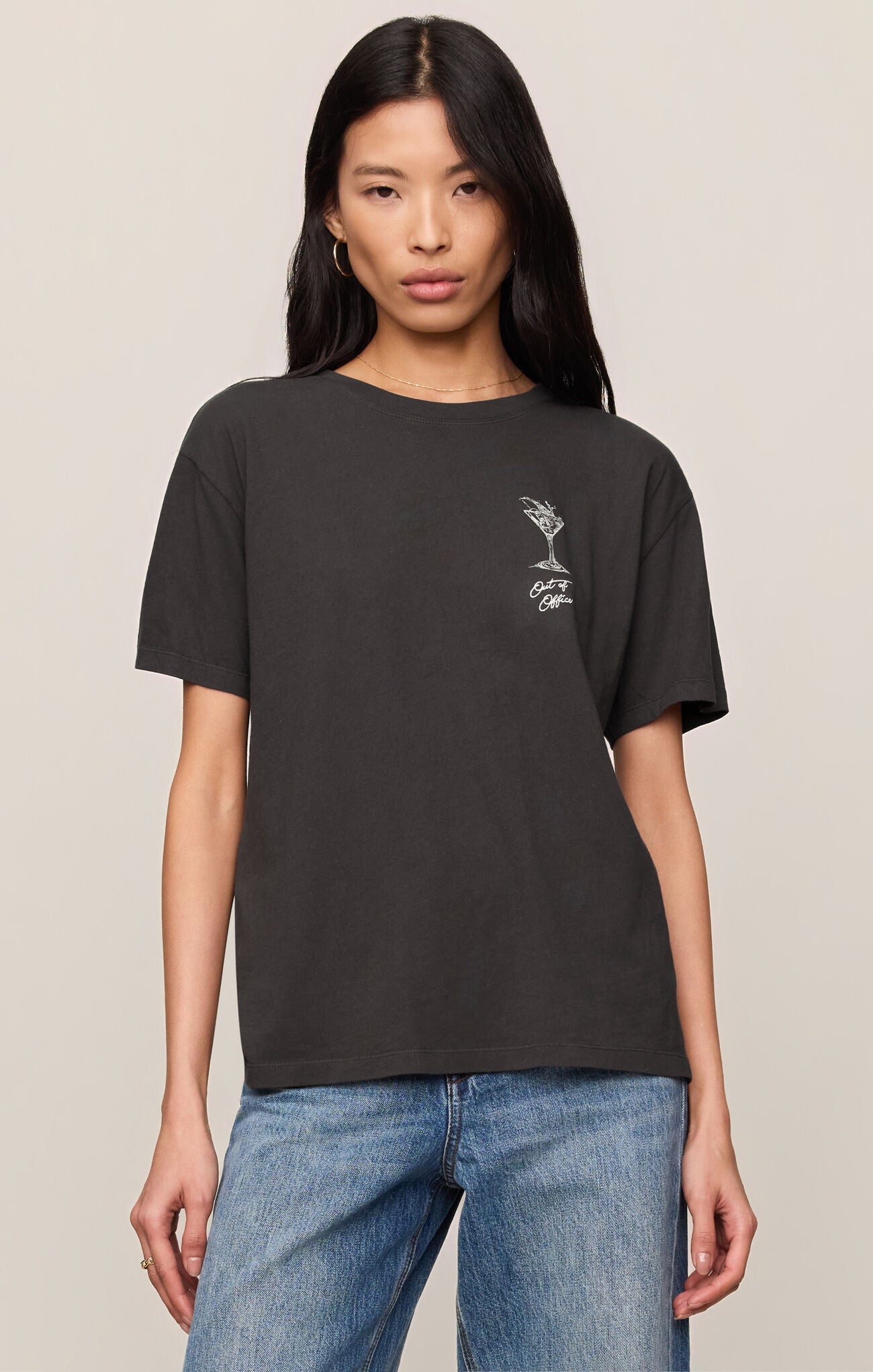 Shake up your everyday style with this relaxed 100% cotton graphic tee featuring a playful martini design and an effortlessly cool oversized fit.