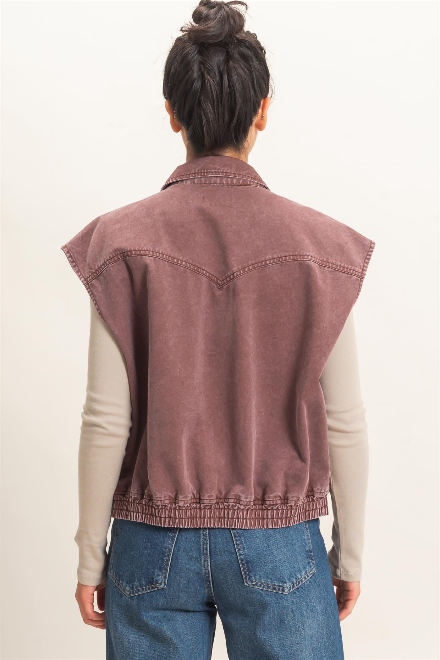 Modern utility meets everyday comfort in this mineral wash zip-up vest, featuring a structured collar, relaxed fit, and sporty elastic hem.
