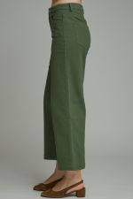 Classic cropped woven pants featuring a tailored silhouette, functional pockets, and effortless everyday versatility.
