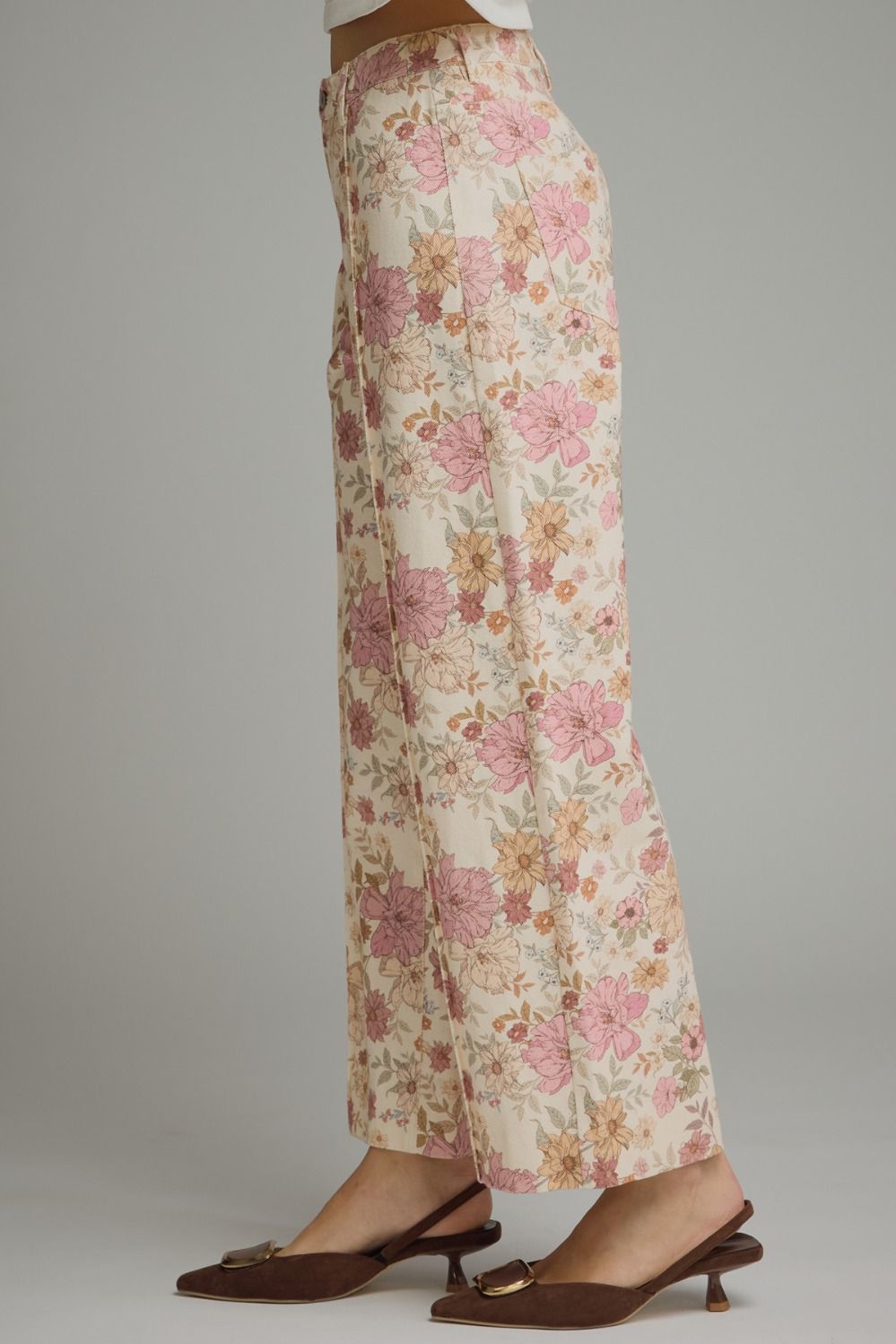 Lightweight floral woven pants featuring front seam detailing, a tailored straight-leg silhouette, and everyday versatility.

