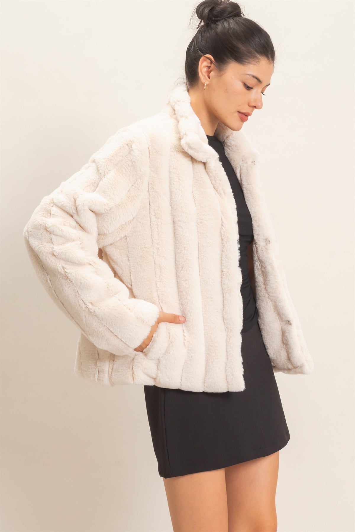 A luxurious faux fur jacket featuring a clean silhouette, cozy warmth, functional pockets, and an easy hook-and-eye front closure.

