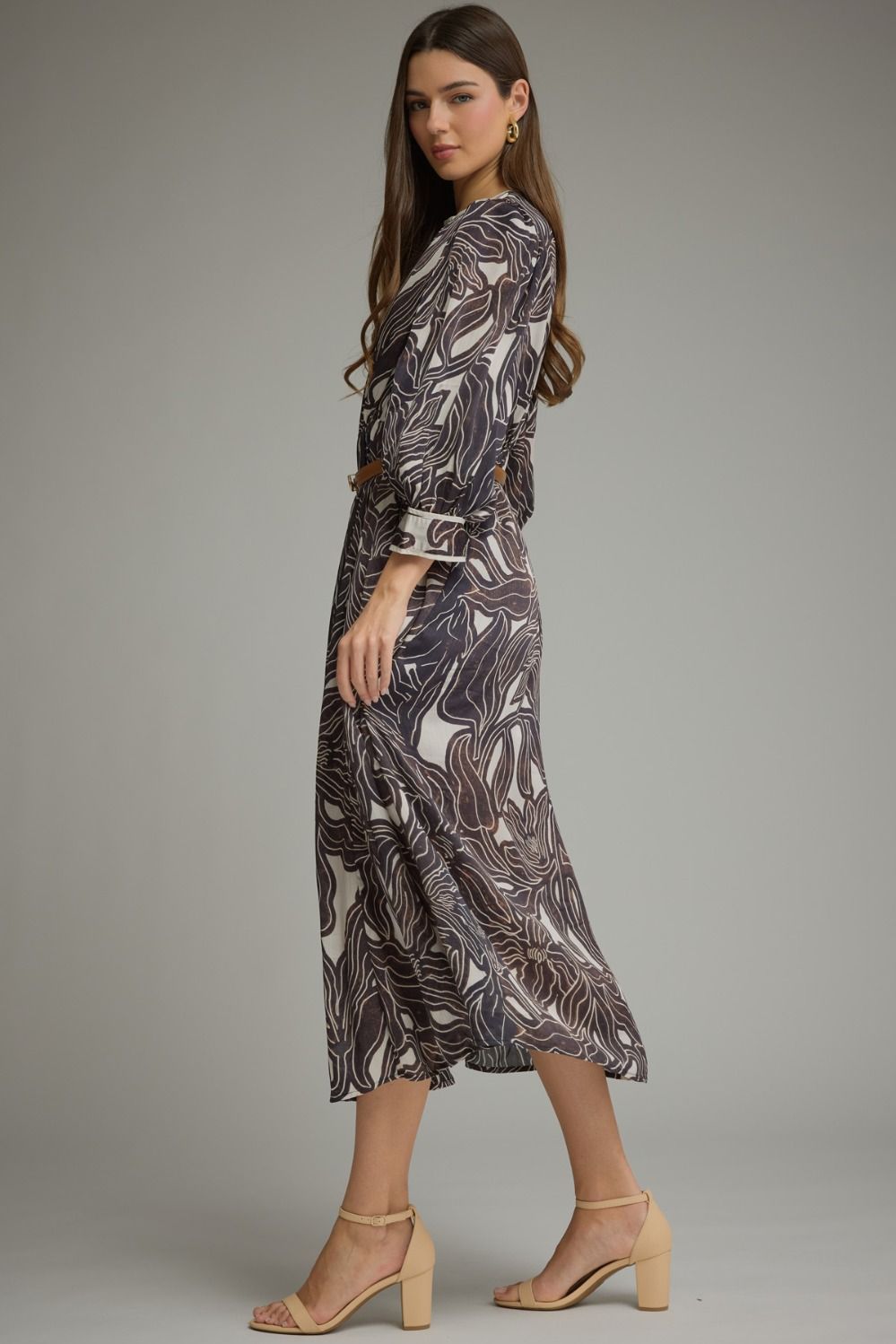 A feminine leaf print midi dress featuring a flattering elastic waist, removable belt, contrast trim, and convenient side pockets.

