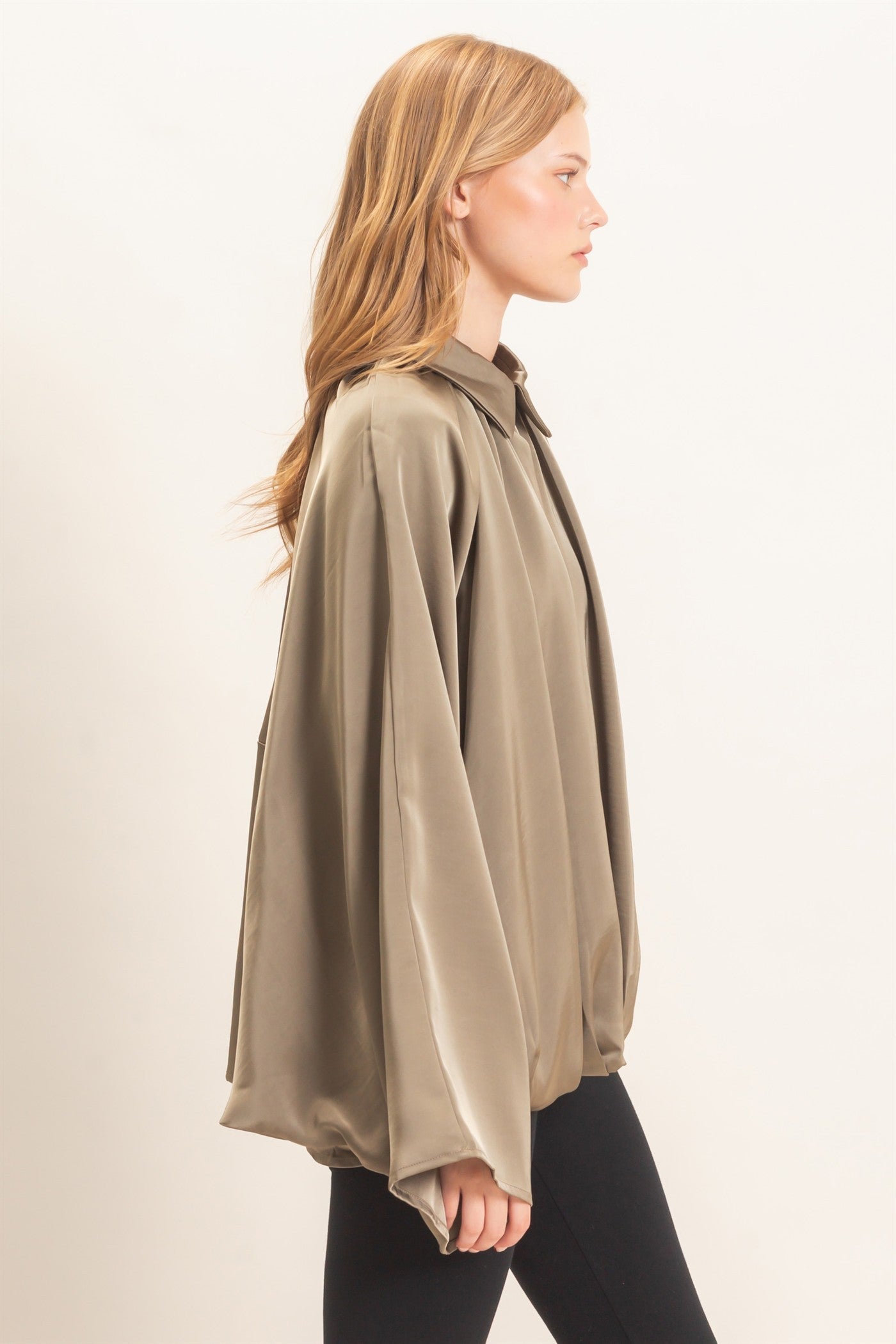 A chic satin jacket with a voluminous balloon silhouette, polished collar, and concealed zipper for an effortlessly elevated finish.