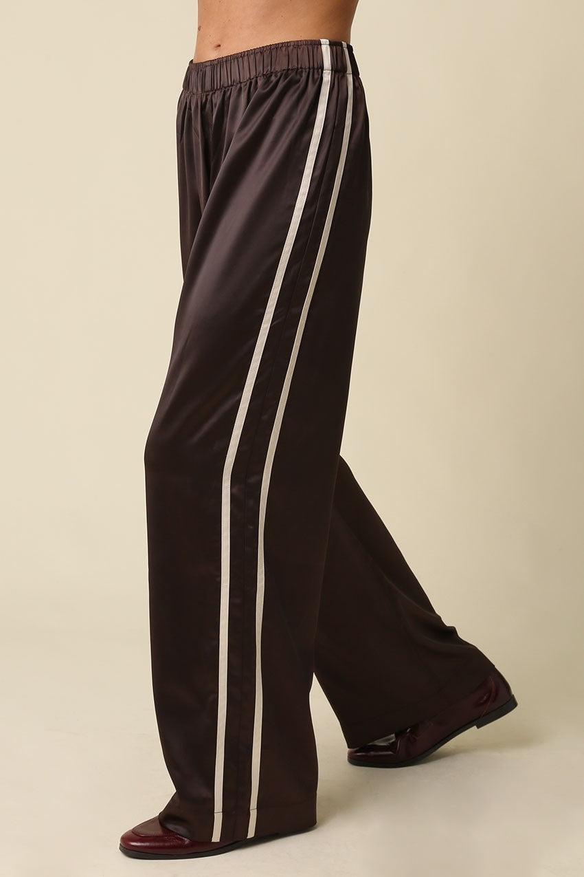 Relaxed straight-leg pants featuring a sporty contrast side stripe, comfortable elastic waistband, and lightweight woven fabric for effortlessly polished everyday style.


