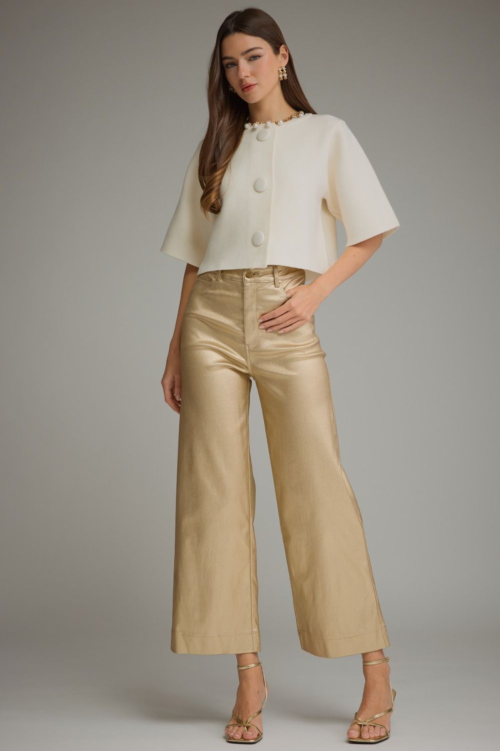 Shine with effortless sophistication in these metallic wide-leg pants featuring a flattering silhouette, classic pockets, and a comfortable touch of stretch.

