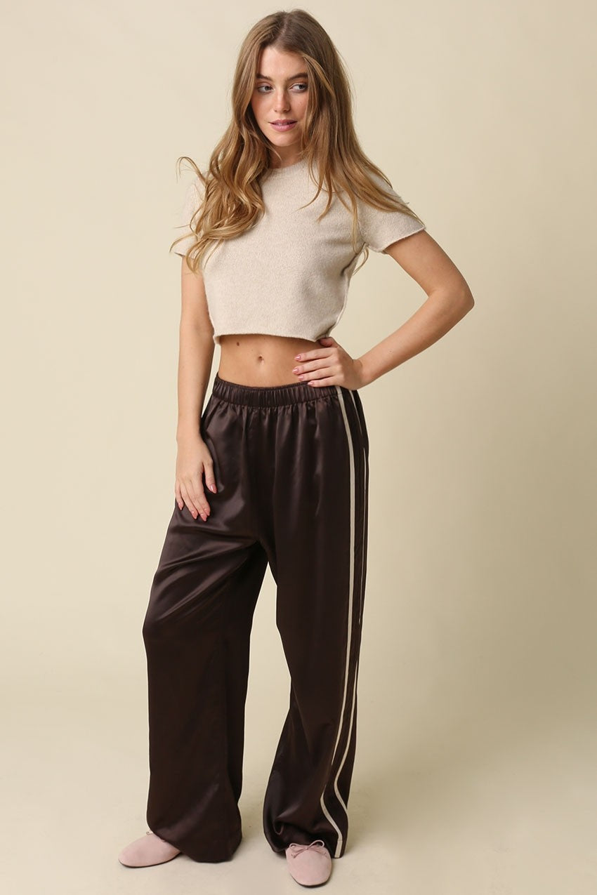 Relaxed straight-leg pants featuring a sporty contrast side stripe, comfortable elastic waistband, and lightweight woven fabric for effortlessly polished everyday style.


