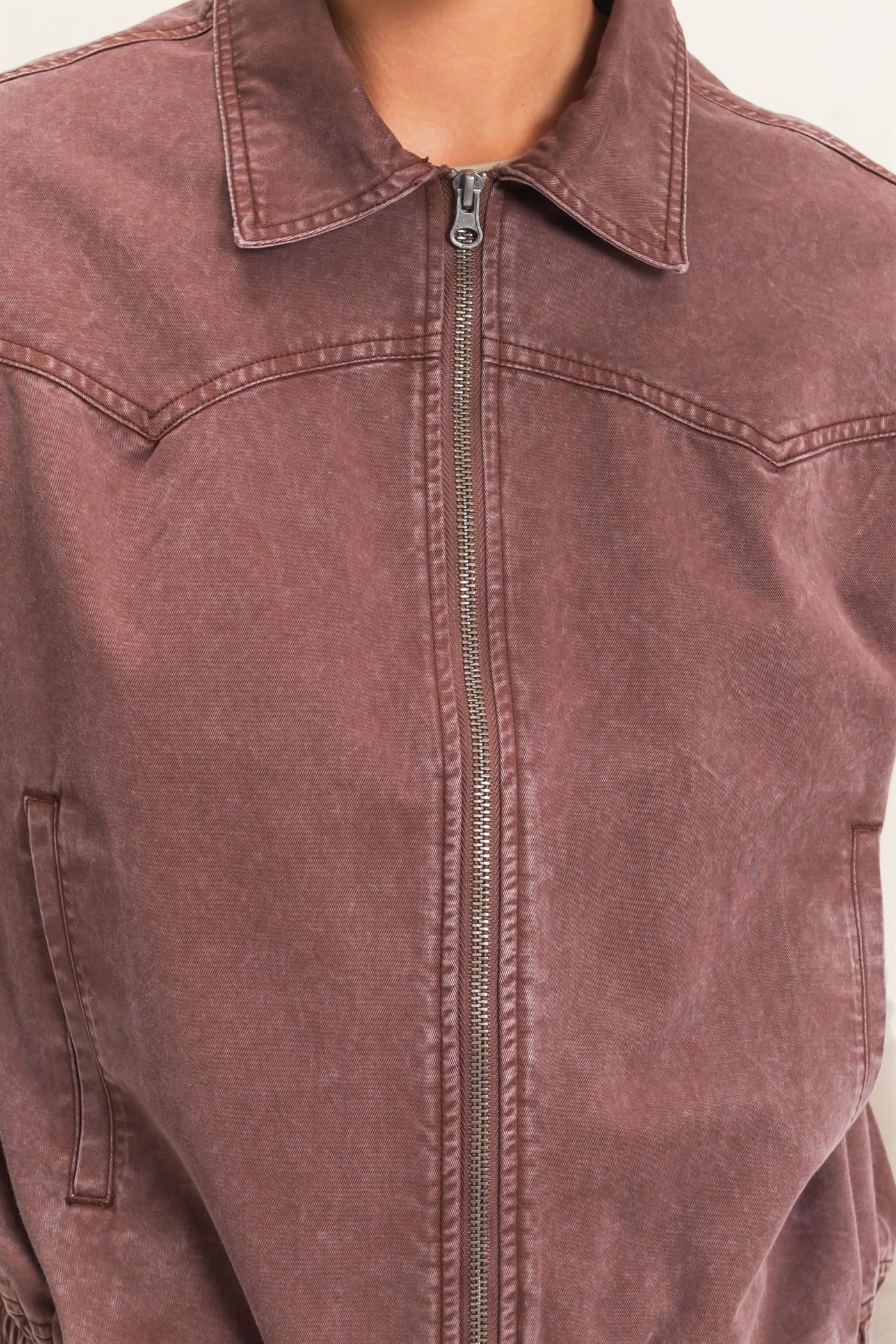 Modern utility meets everyday comfort in this mineral wash zip-up vest, featuring a structured collar, relaxed fit, and sporty elastic hem.
